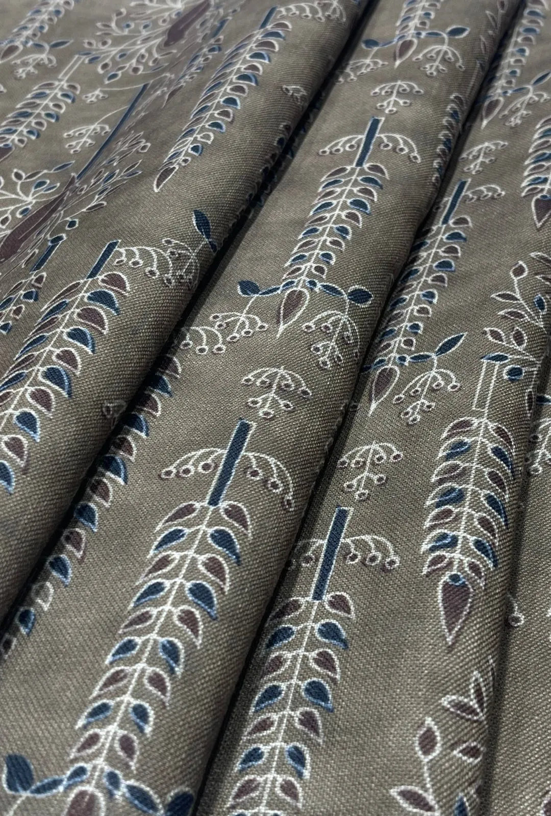 Graceful Illustrative Linen With Digital Print Fabric Yardage