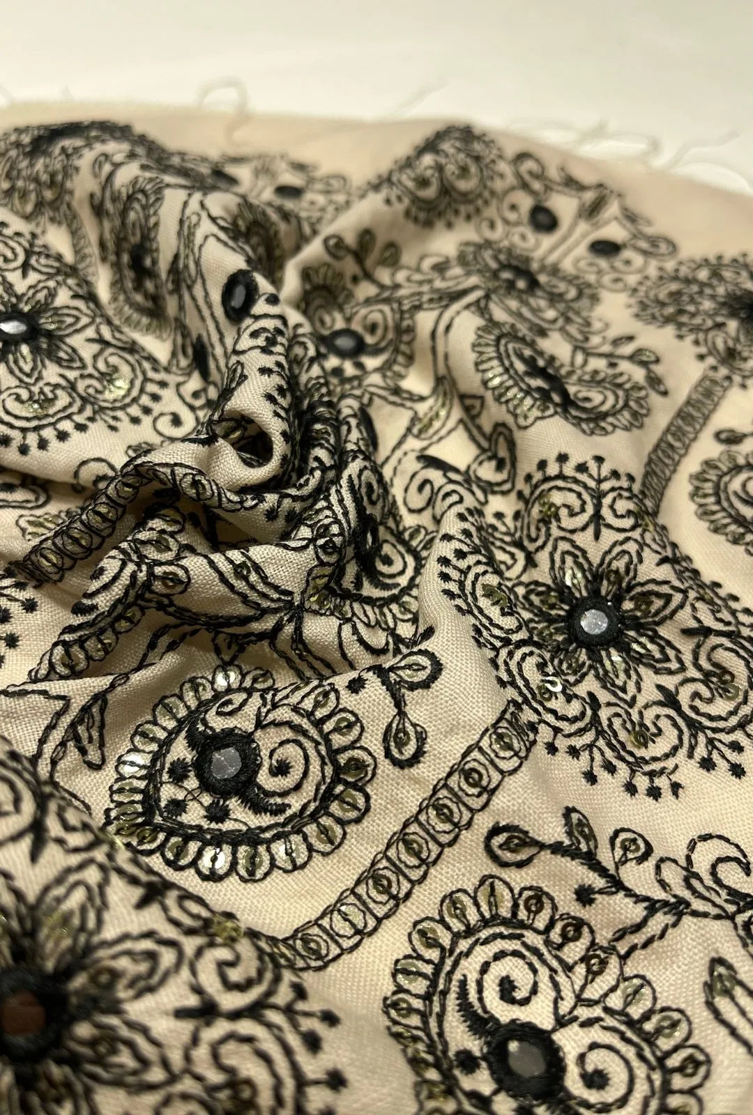 Magnificent Medallion Embroidered Linen Elite Mukhawar Cloth