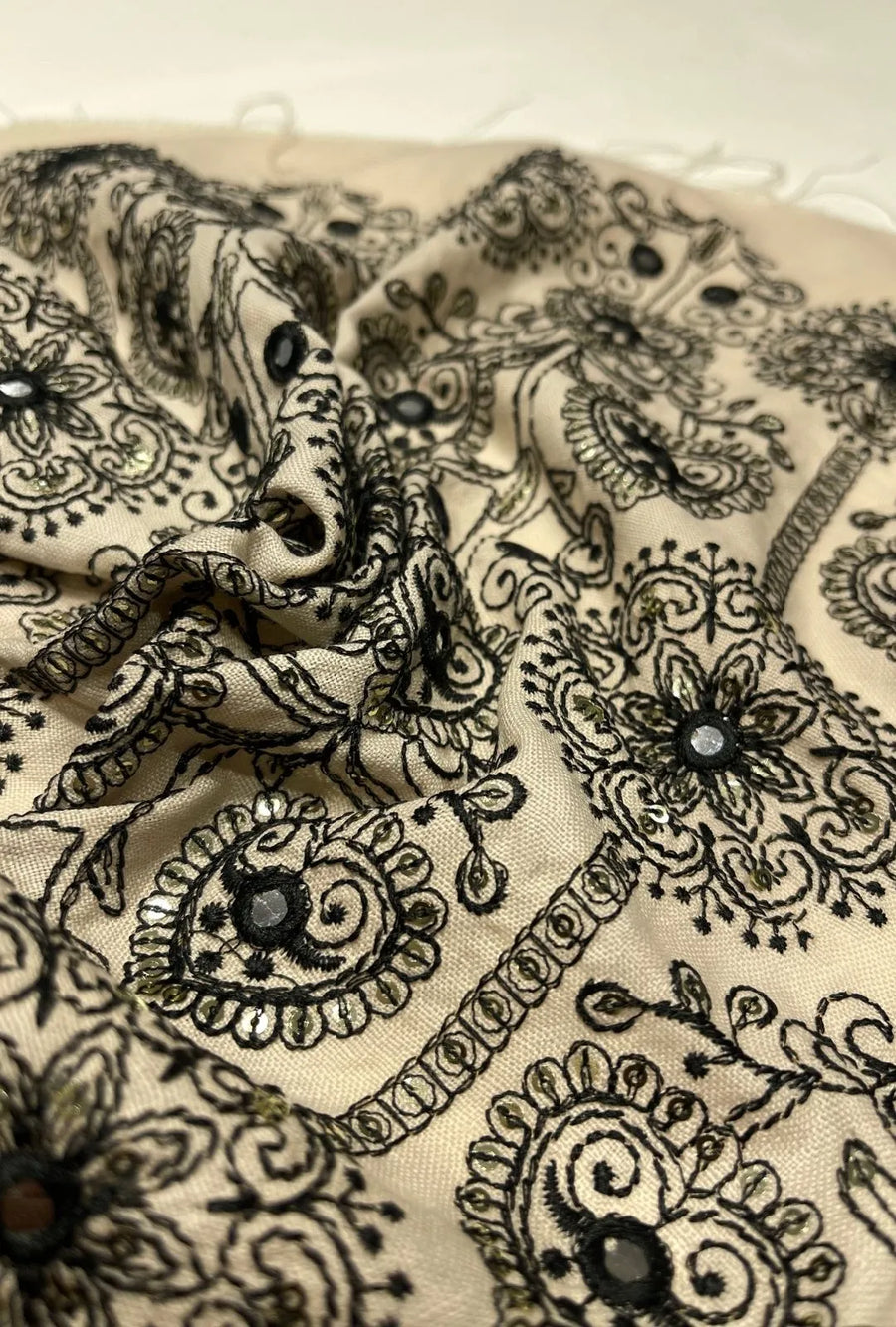 Magnificent Medallion Embroidered Linen Elite Mukhawar Cloth